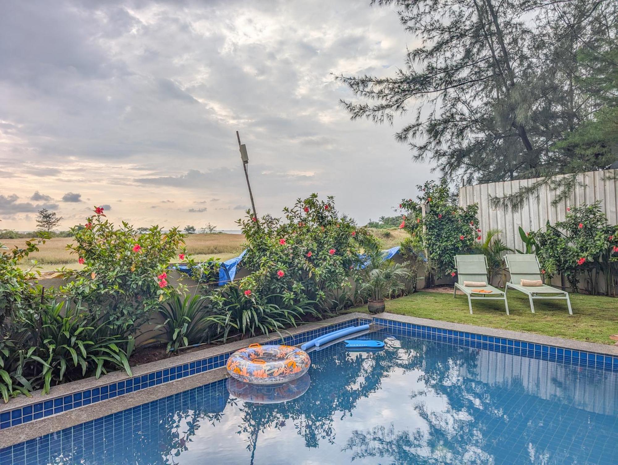 Beach Villa Morjim Exterior photo